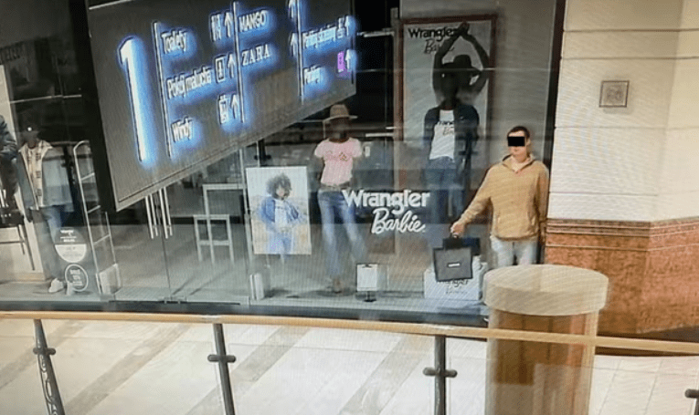 波兰男子假扮人体模特站在橱窗中 等商场关门后行窃被捕-第1张图片-太平洋在线下载