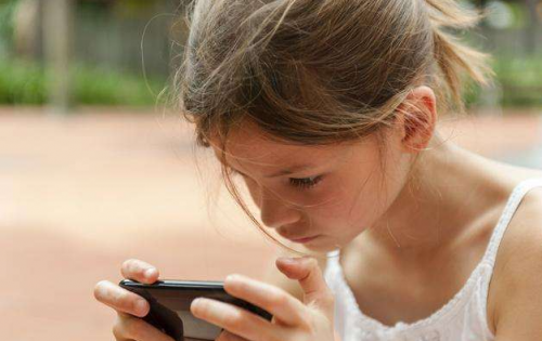 小孩痴迷手机新闻为什么孩子沉迷手机-第1张图片-太平洋在线下载